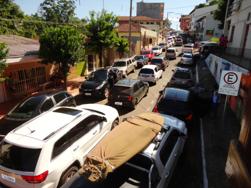 CONGESTIONAMENTE DE VEICULOS NA RUA DO PORTO EM PORTO MAUÁ